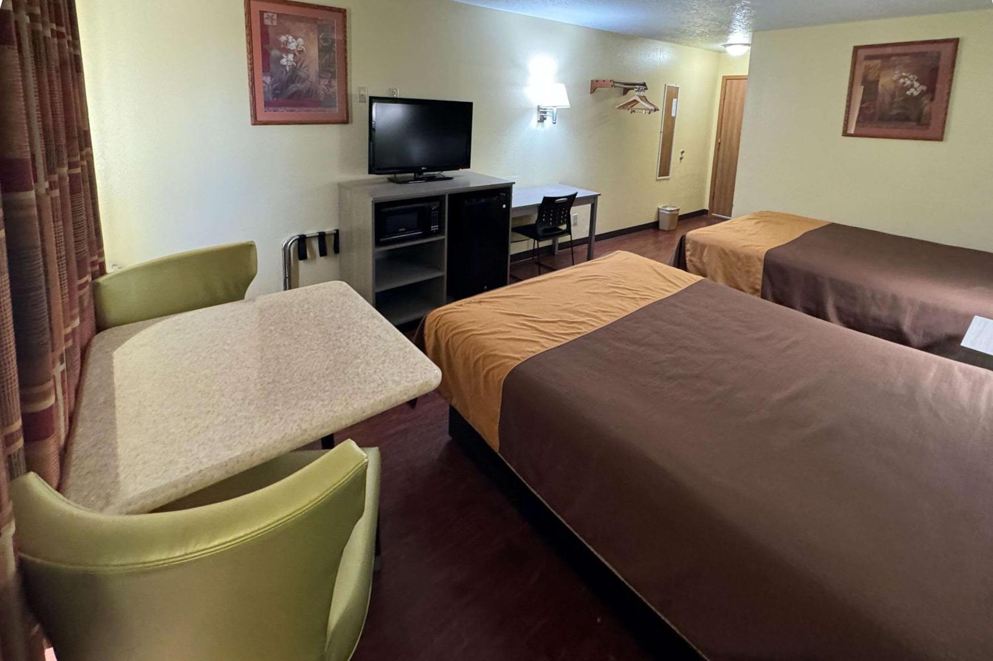 Rodeway Inn Moriarty Экстерьер фото