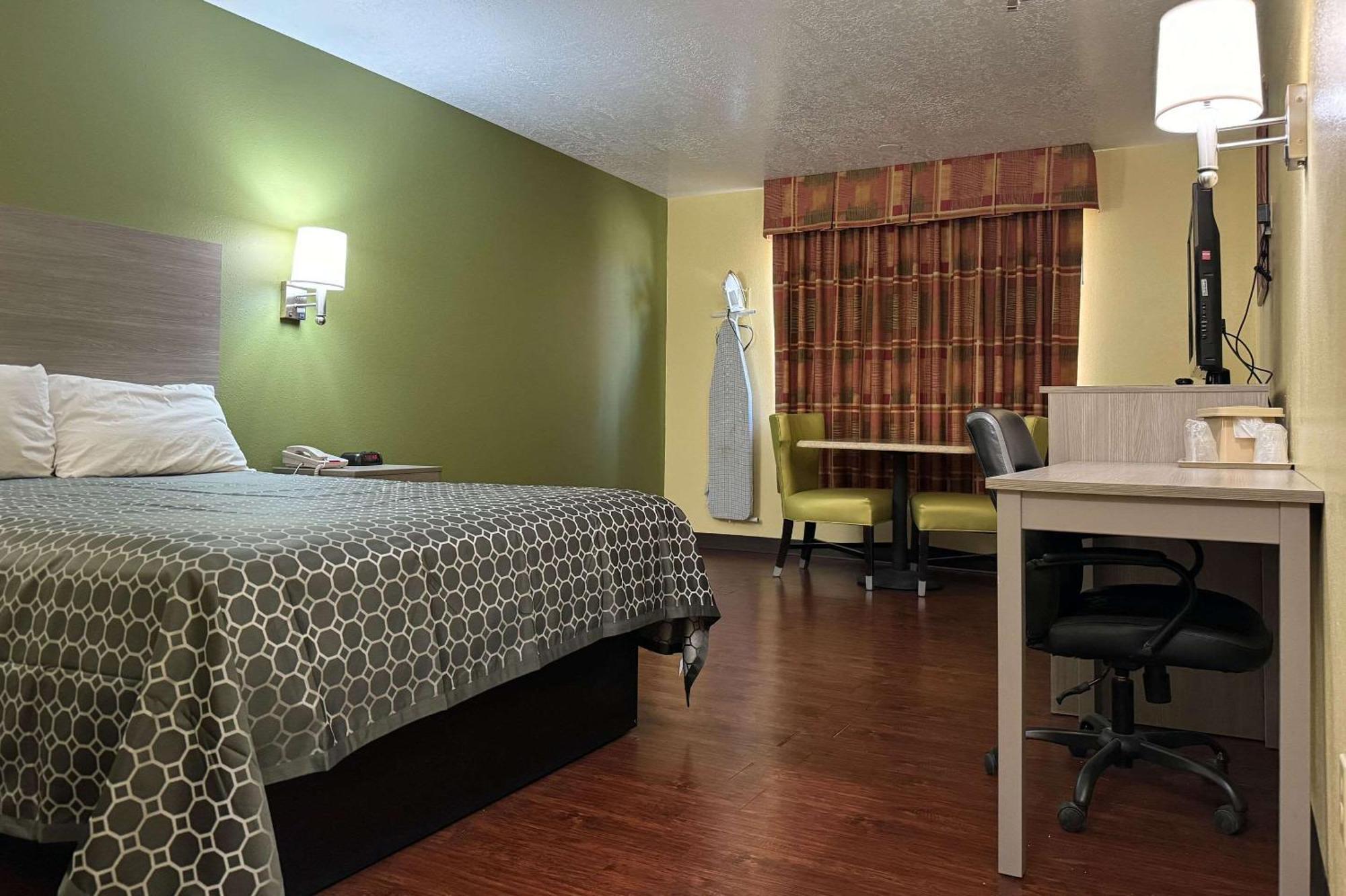 Rodeway Inn Moriarty Экстерьер фото